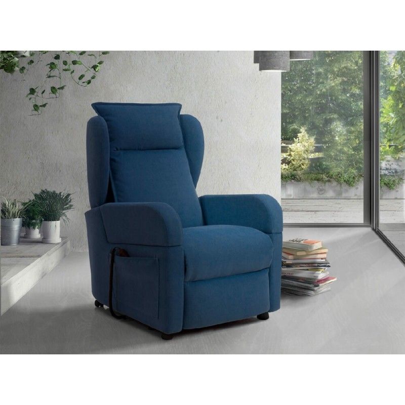 Una poltrona reclinabile blu è posizionata in un soggiorno, accanto a una finestra.