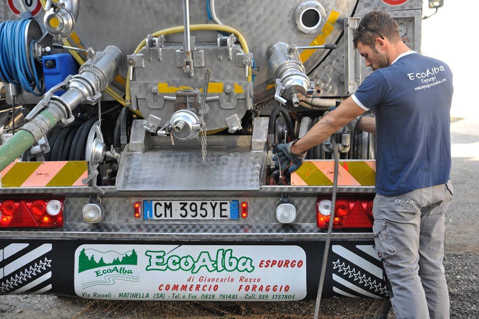 operai con autobotte