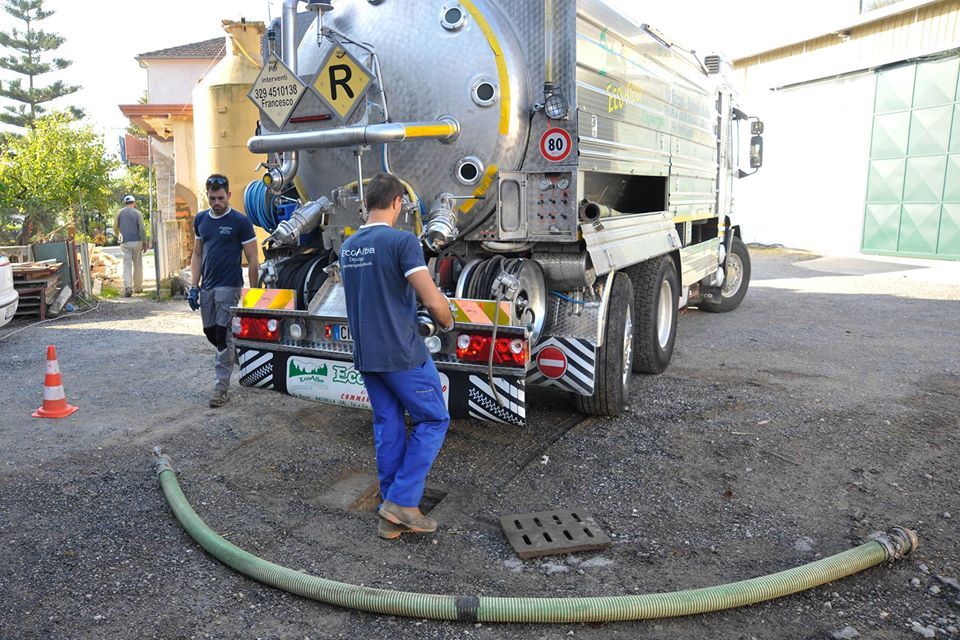 personale dell'impresa con autobotte