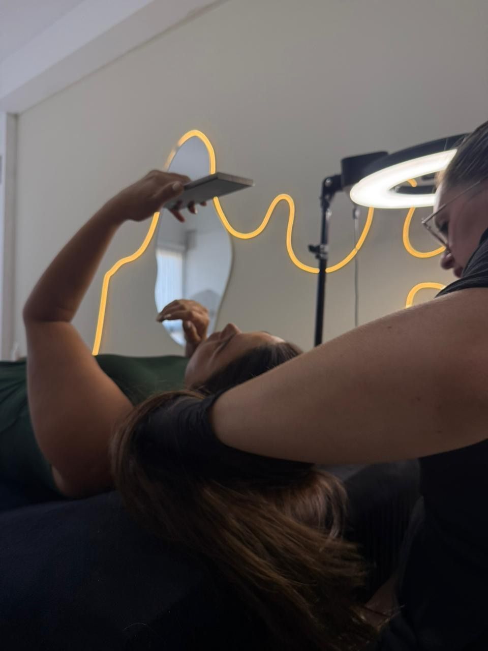 Una profesional realiza un tratamiento de belleza