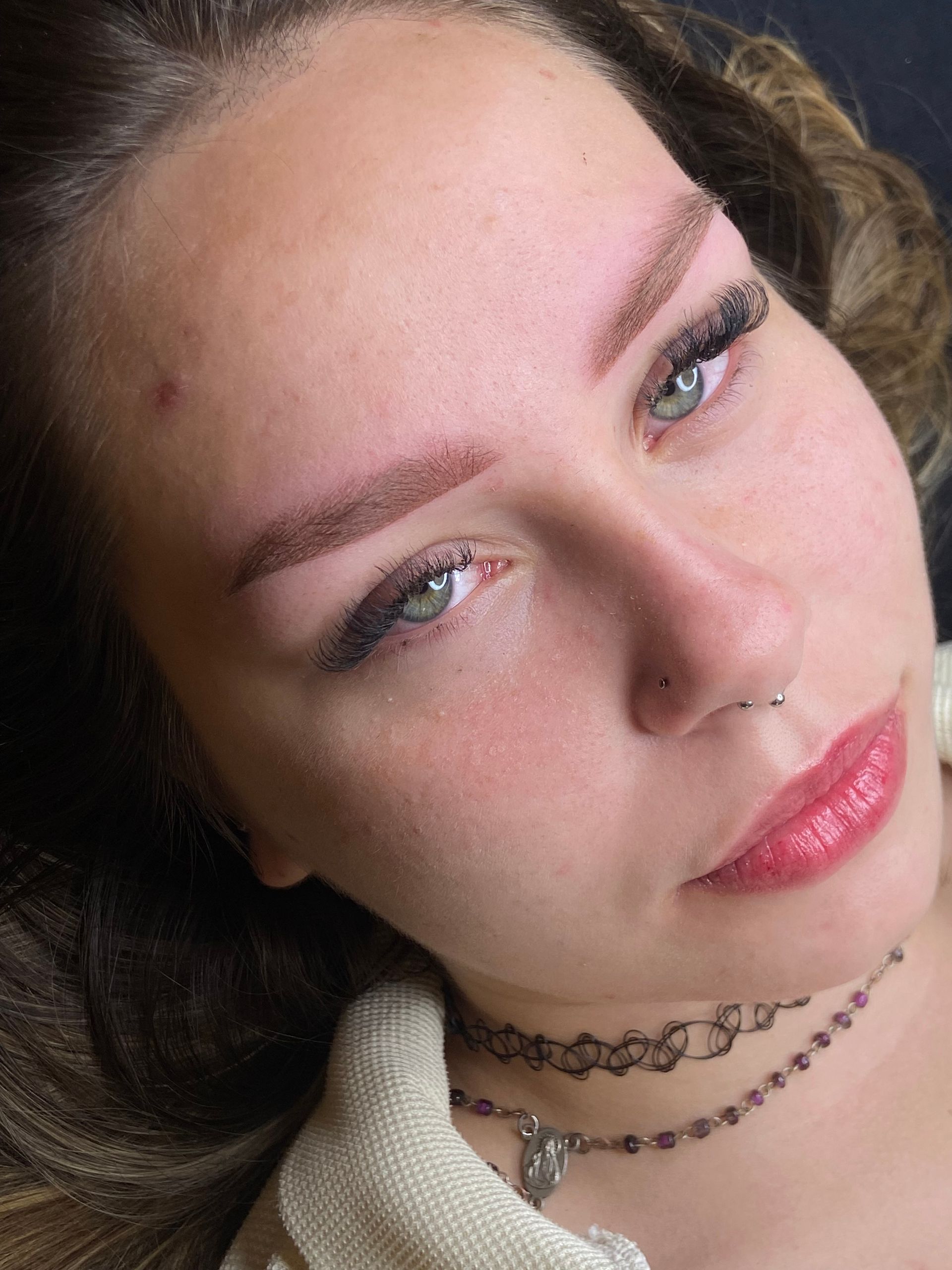 Primer plano del rostro de una persona que muestra cejas bien definidas y recién arregladas