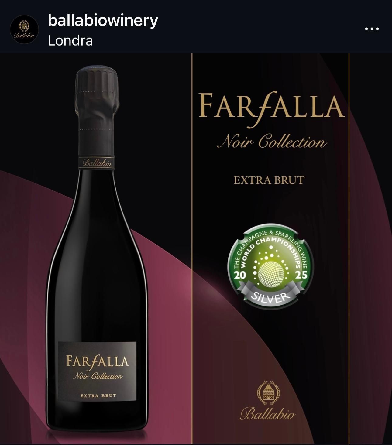 Bottiglia nera di vino spumante Farfalla Noir Collection Extra Brut, con confezione su sfondo nero e bordeaux.