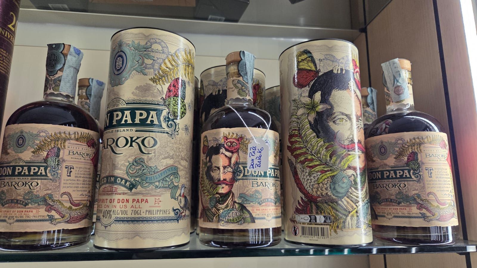 Bottiglie di rum Papa Roko in esposizione, con etichette riccamente decorate.