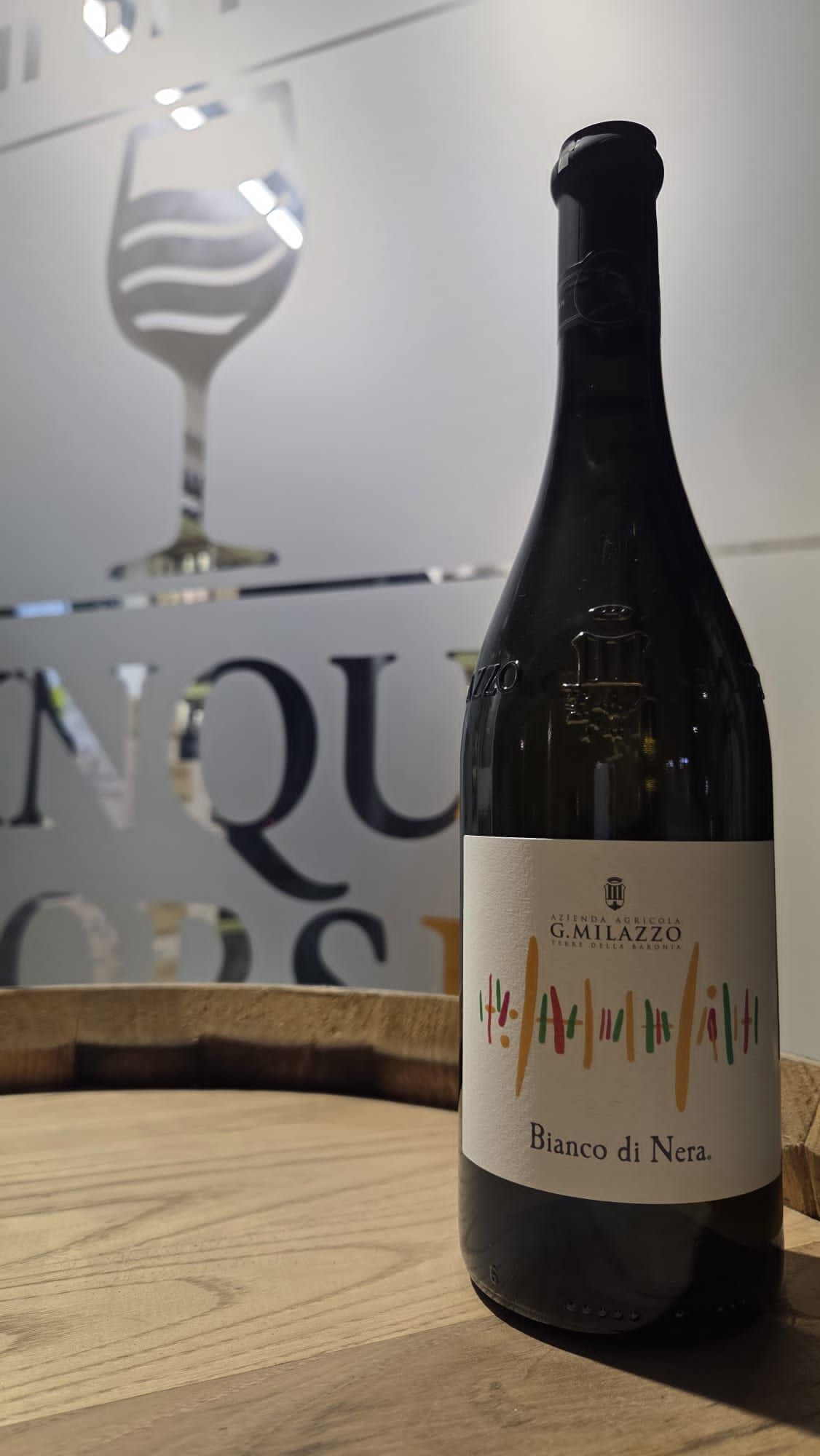 Bottiglia di vino con etichetta