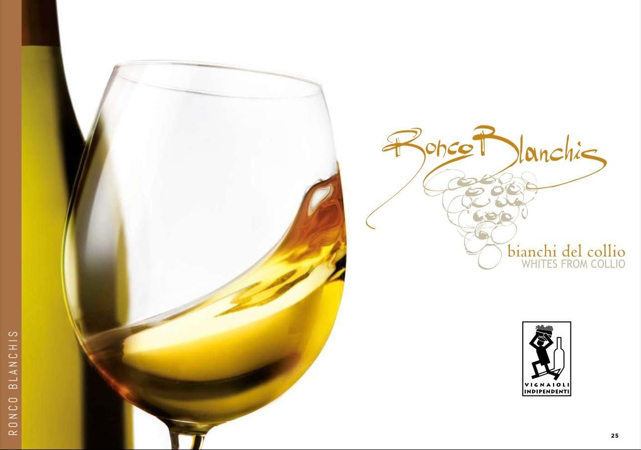 Bicchiere di vino riempito di vino bianco, una bottiglia sullo sfondo, la scritta