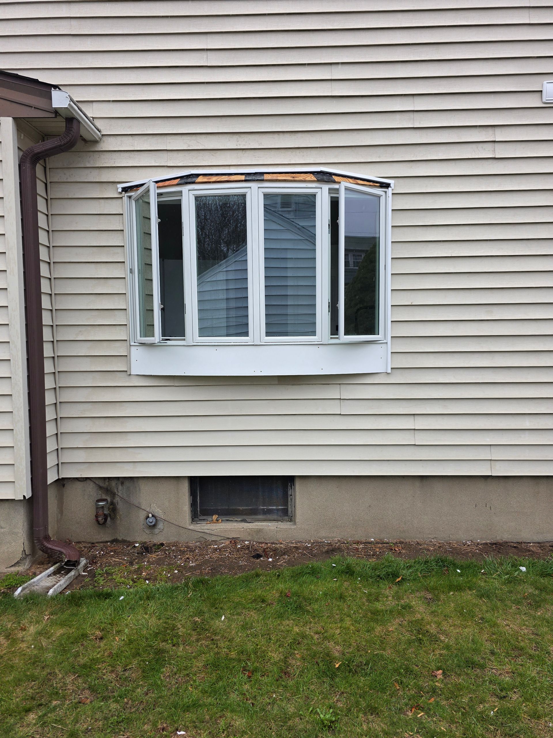 A house with a bay window on the side of it.