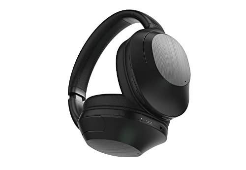 זוג אוזניות שחורות על רקע לבן.