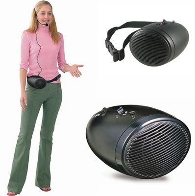 רמקול שחור עם מיקרופון מחובר אליו