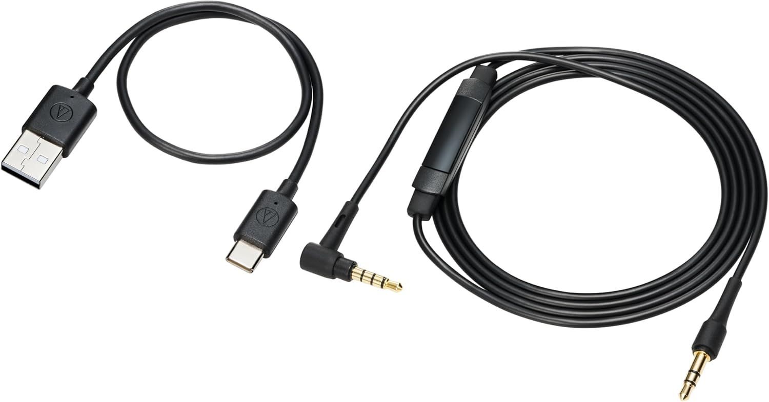 זוג אוזניות שחורות על רקע לבן