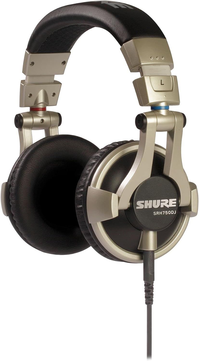 זוג אוזניות shure על רקע לבן