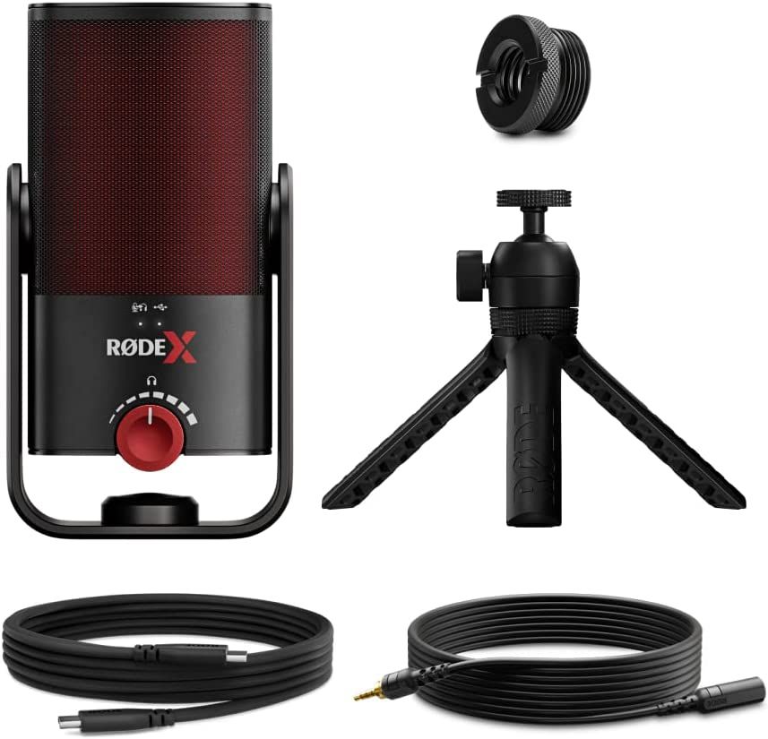 מיקרופון יושב על חצובה על רקע לבן.