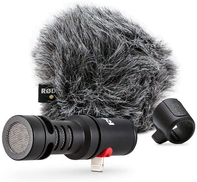 מיקרופון שחור עם מחבר ברק מחובר אליו.