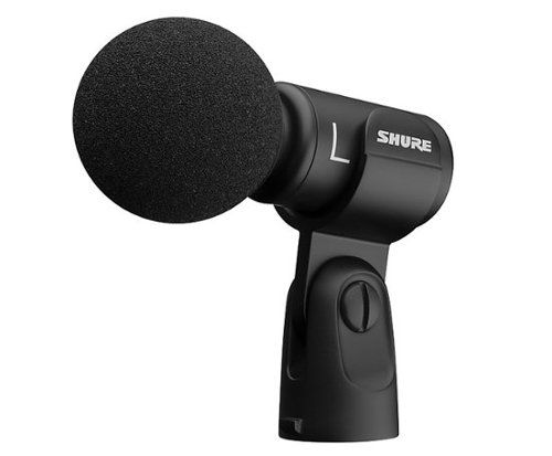 מיקרופון shure יושב על משטח לבן.