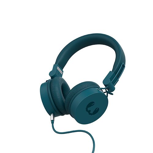 זוג אוזניות כחולות עם חוט מחובר אליהן על רקע לבן.