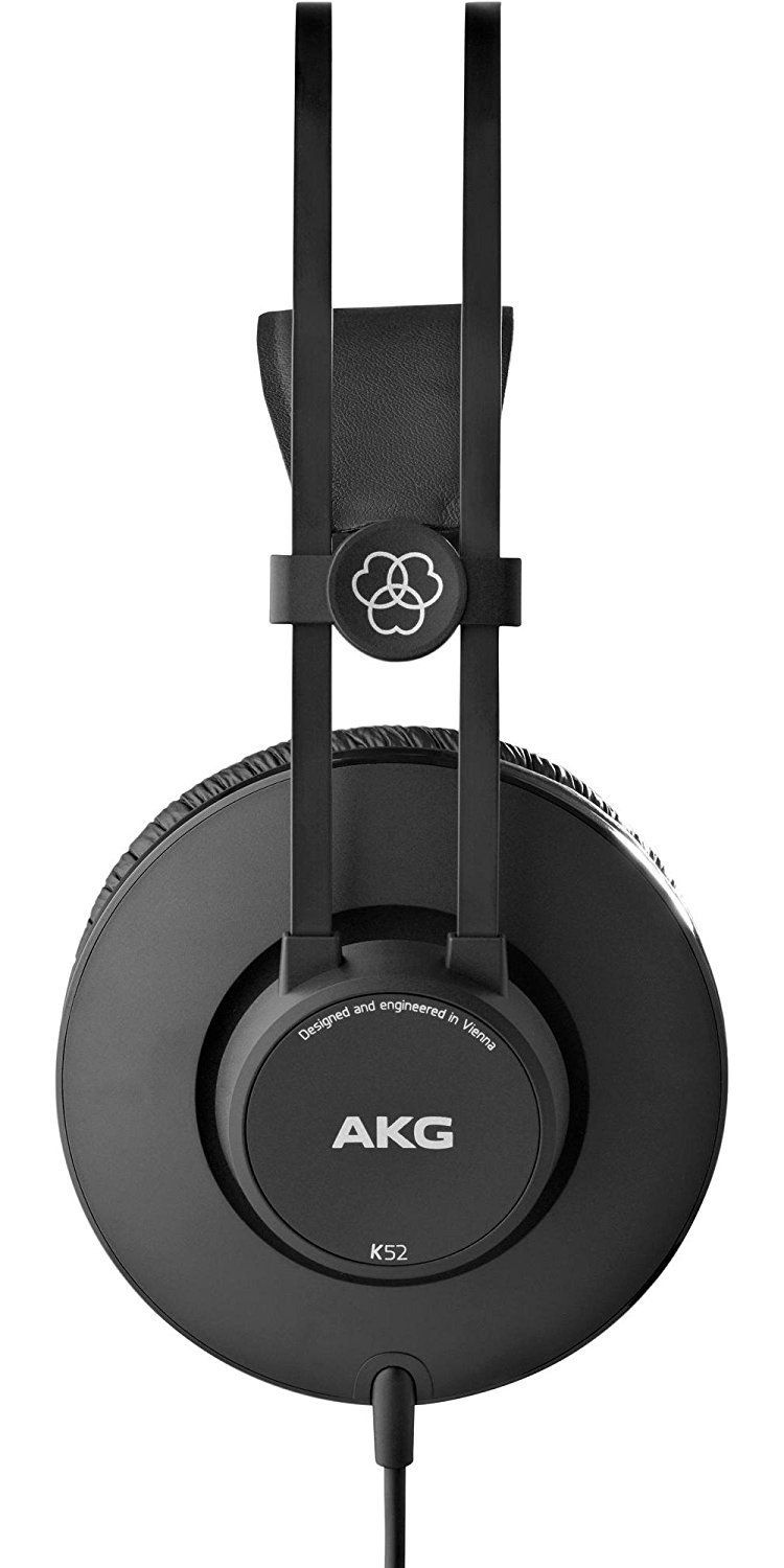זוג אוזניות akg שחורות על רקע לבן.