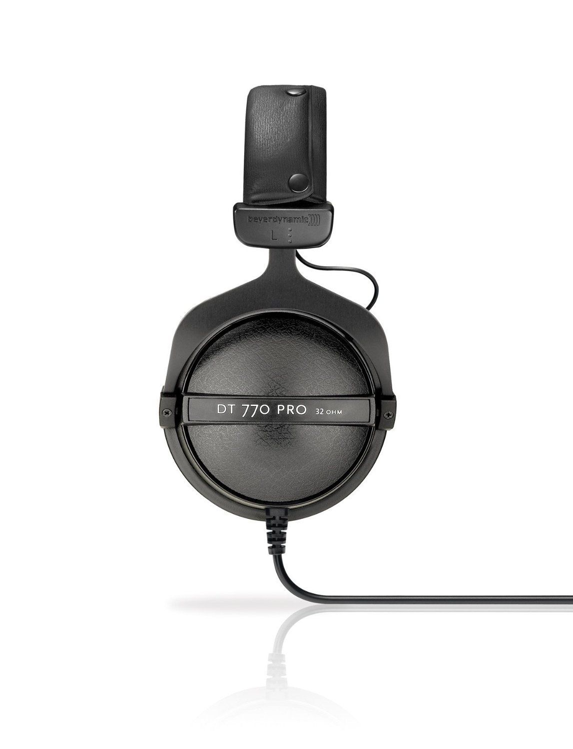 זוג אוזניות beyerdynamic על משטח לבן