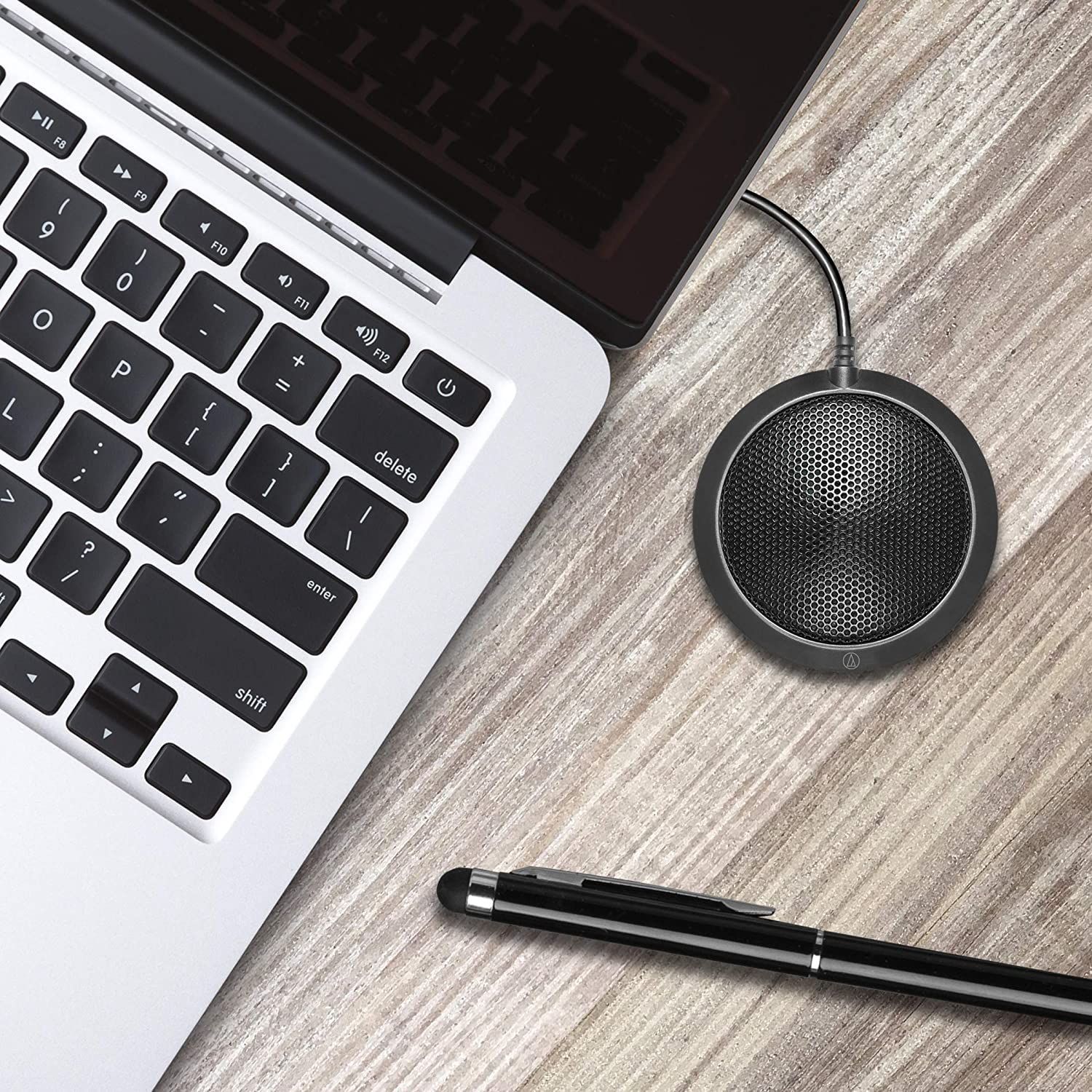 מיקרופון שחור עם כבל מחובר אליו