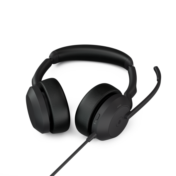 זוג אוזניות שחורות עם מיקרופון מחובר אליהן.