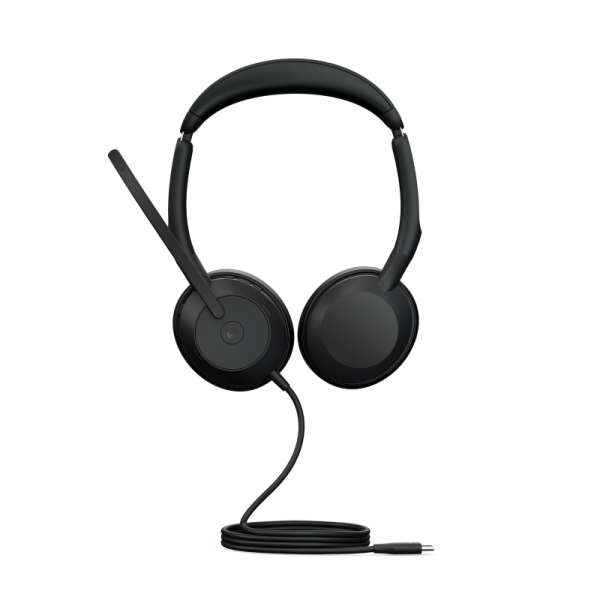 זוג אוזניות שחורות עם מיקרופון על רקע לבן.