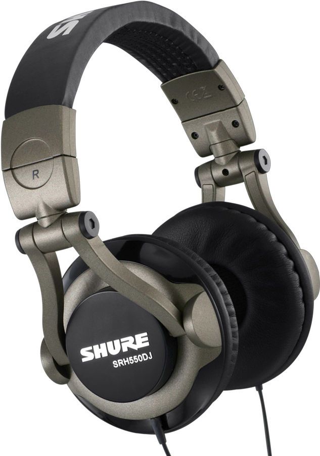 זוג אוזניות shure על רקע לבן