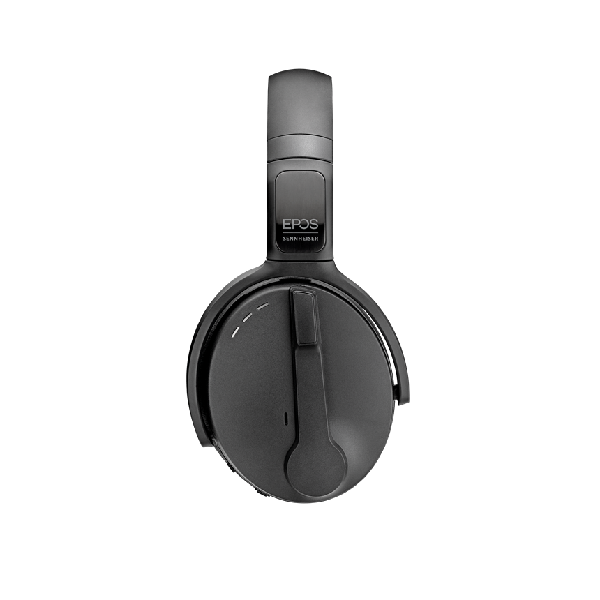 זוג אוזניות שחורות על רקע לבן.