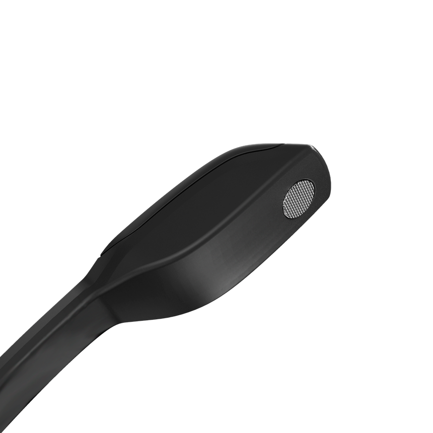 אוזניות שחורות עם מיקרופון מחובר אליה על רקע לבן.