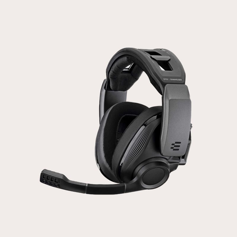 זוג אוזניות עם מיקרופון מחובר אליהן על רקע לבן.