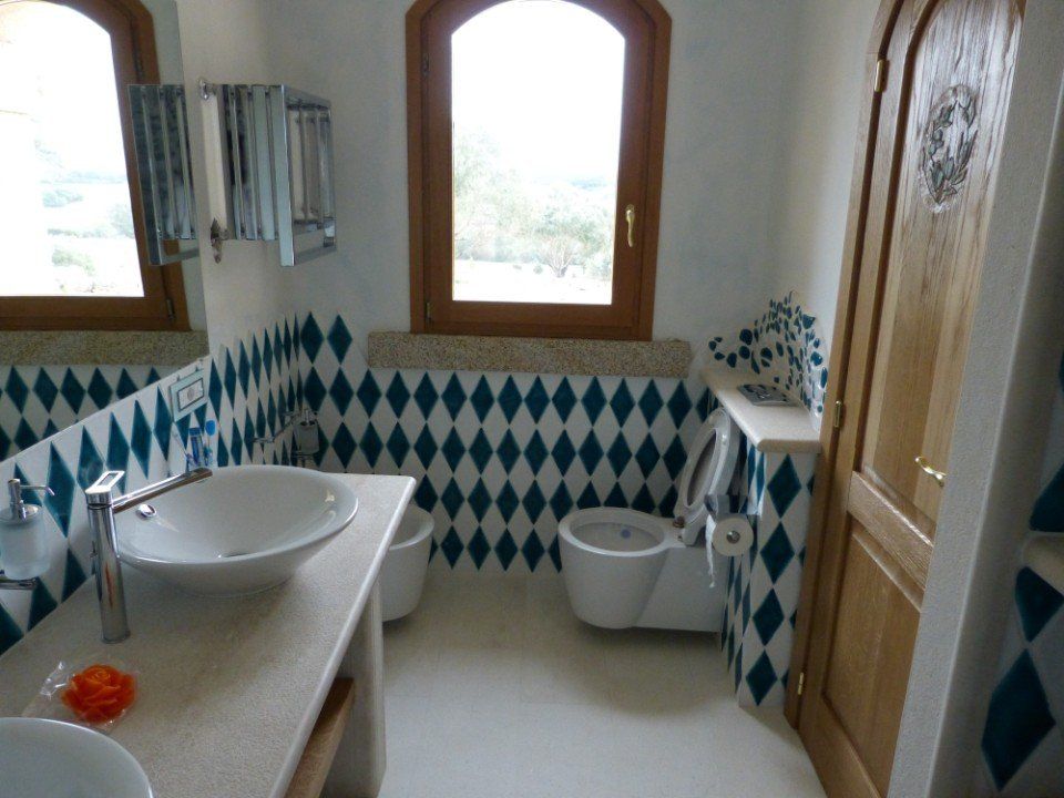 re-design bagno in bianco e blu mare