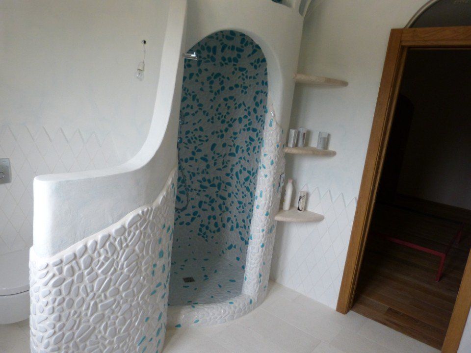 ristrutturazione bagno con piastrelle azzurre
