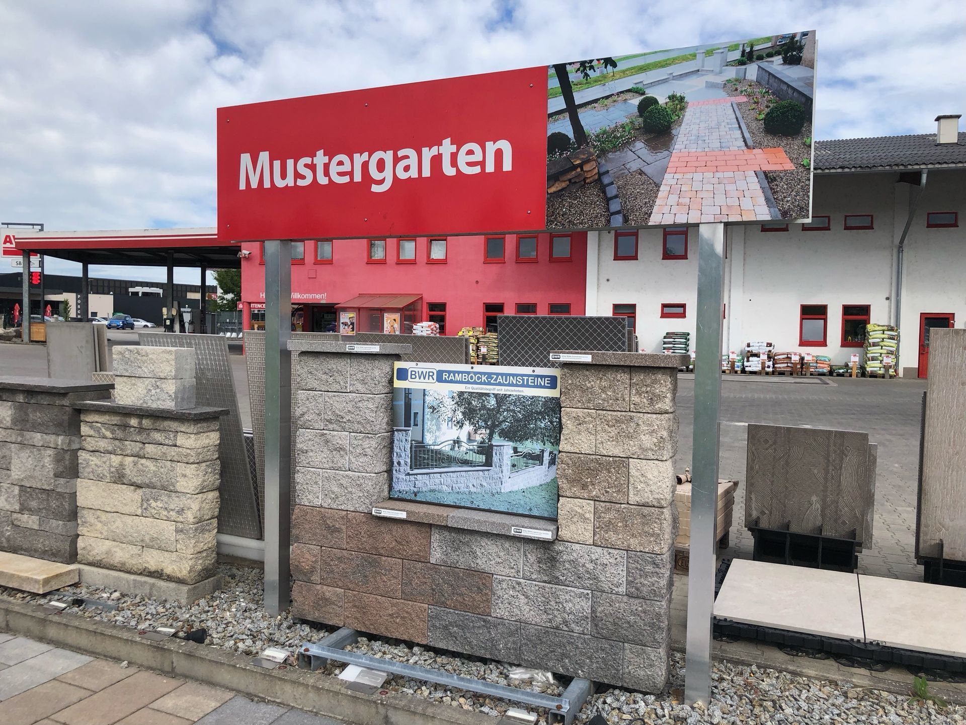 Ein rotes Schild mit der Aufschrift Mustergarten