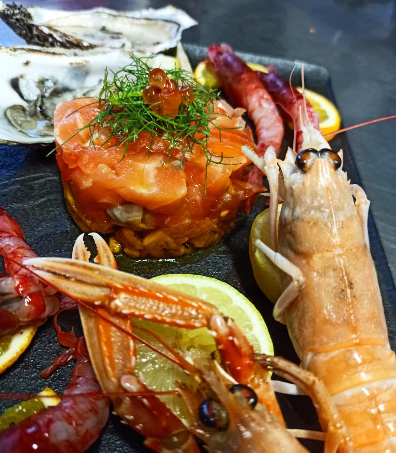 tartare di salmone e gamberi freschi