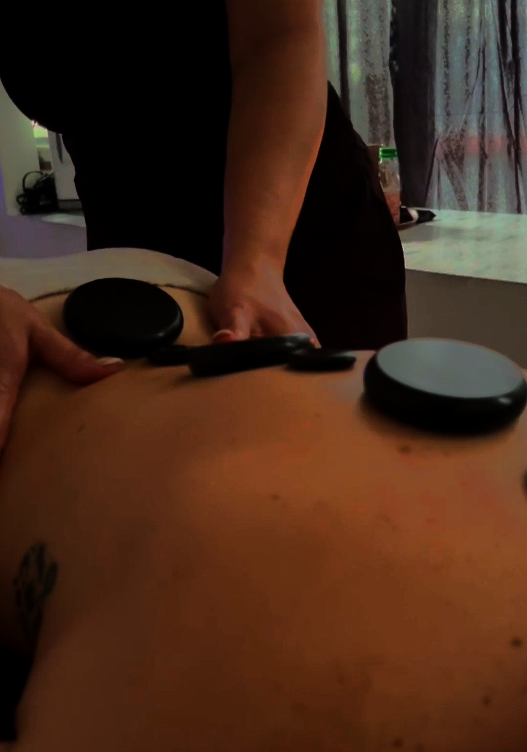 masaje relajante con piedras calientes - SPA