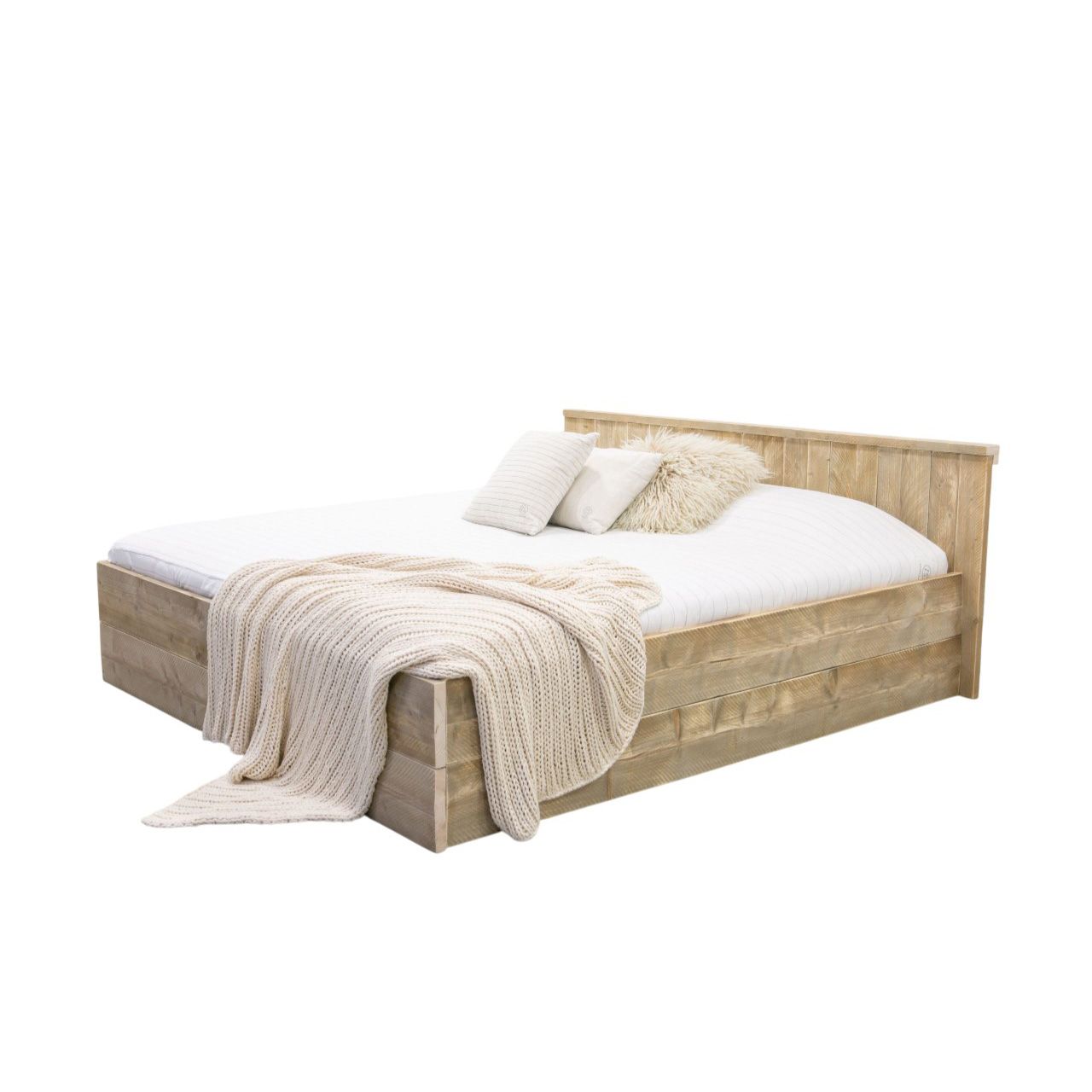 Steigerhouten bedframe met horizontale lattenbodem, hoofdbord en zwarte middensteun