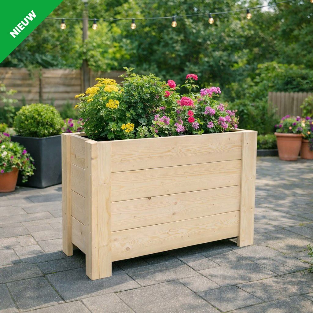 Houten plantenbak gevuld met kleurrijke bloemen op een stenen terras in een tuin.