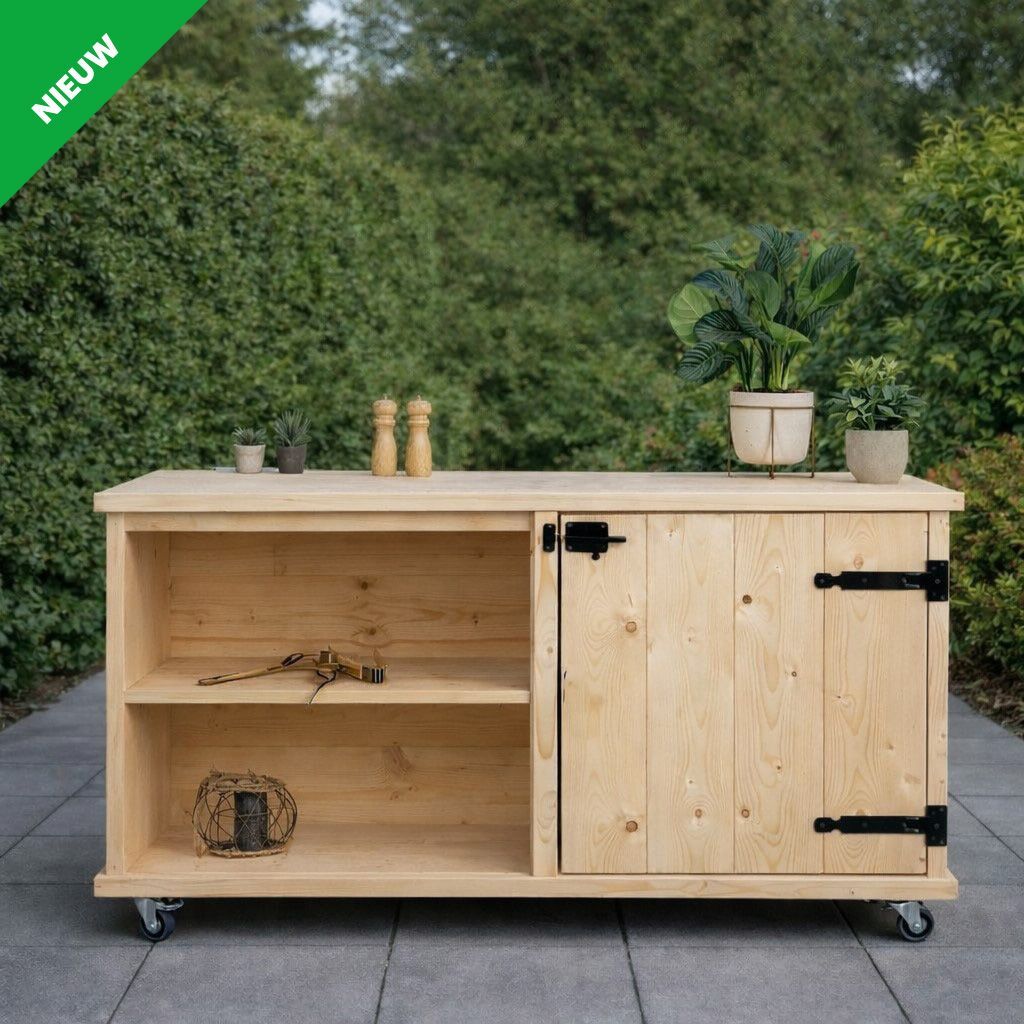 Licht houten buitenkast met open planken, gesloten deuren en potplanten erop, geplaatst tegen een groene achtergrond.