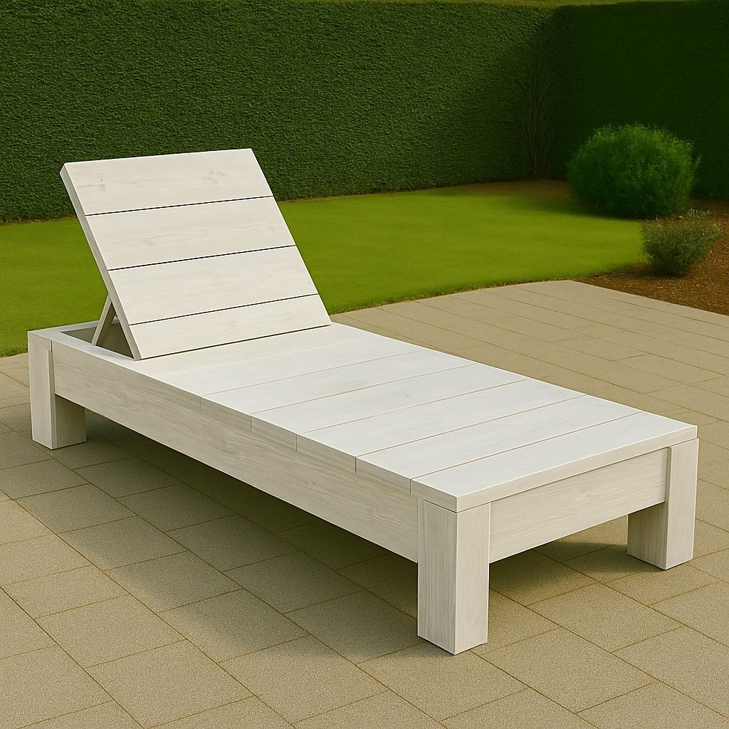 1 persoons ligbed van naturel steigerhout met verstelbare rugleuning, geplaatst op een zonnig houten terras, omringd door een weelderige tuin.