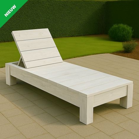 1 persoons ligbed van naturel steigerhout met verstelbare rugleuning, geplaatst op een zonnig houten terras, omringd door een weelderige tuin.