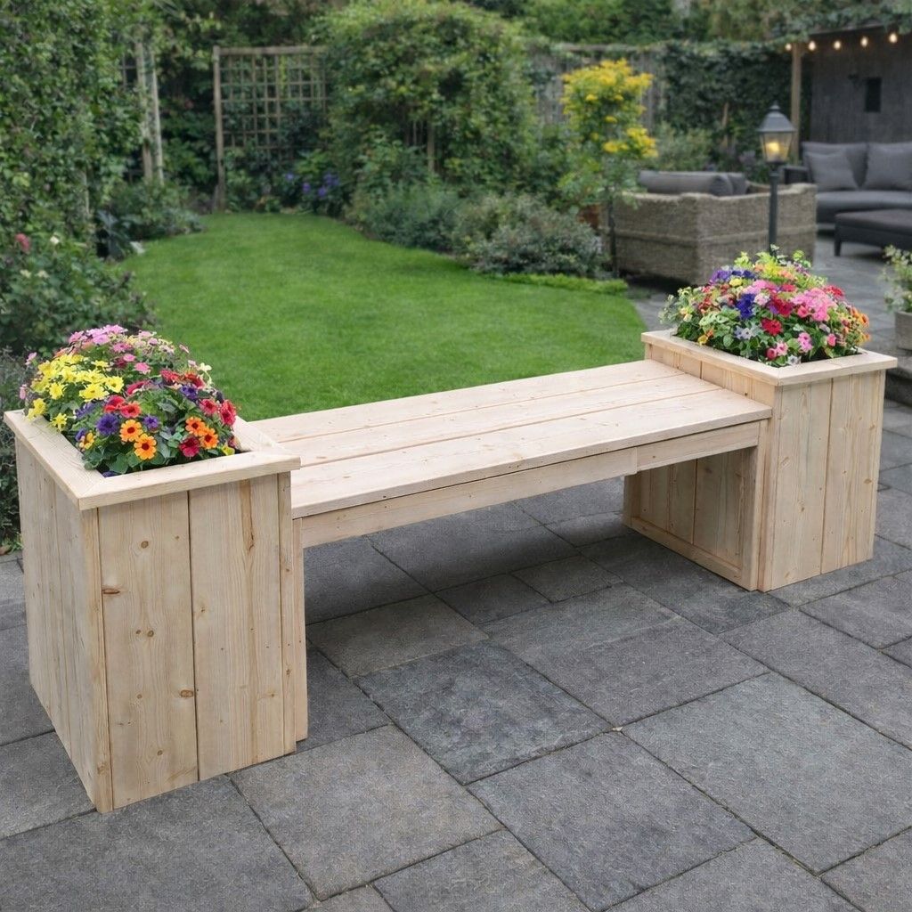 Houten bank met bloembakken aan beide uiteinden op een aangelegde tuinpatio