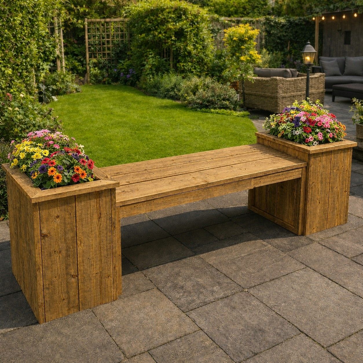 Houten bank met bloembakken aan beide uiteinden op een terras in de tuin.