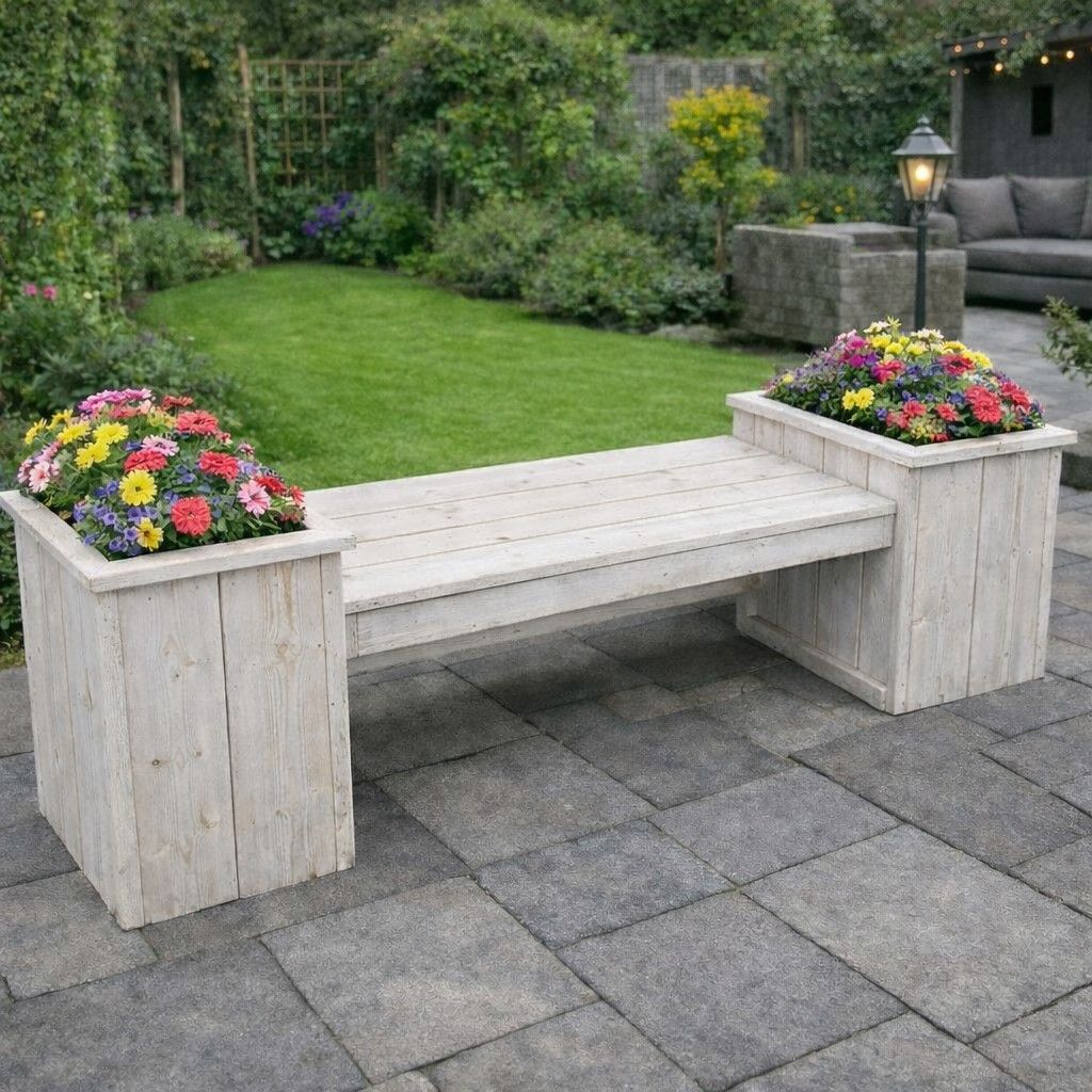 Houten tuinbank met bloembakken aan beide uiteinden, geplaatst op een stenen terras naast een weelderig gazon.