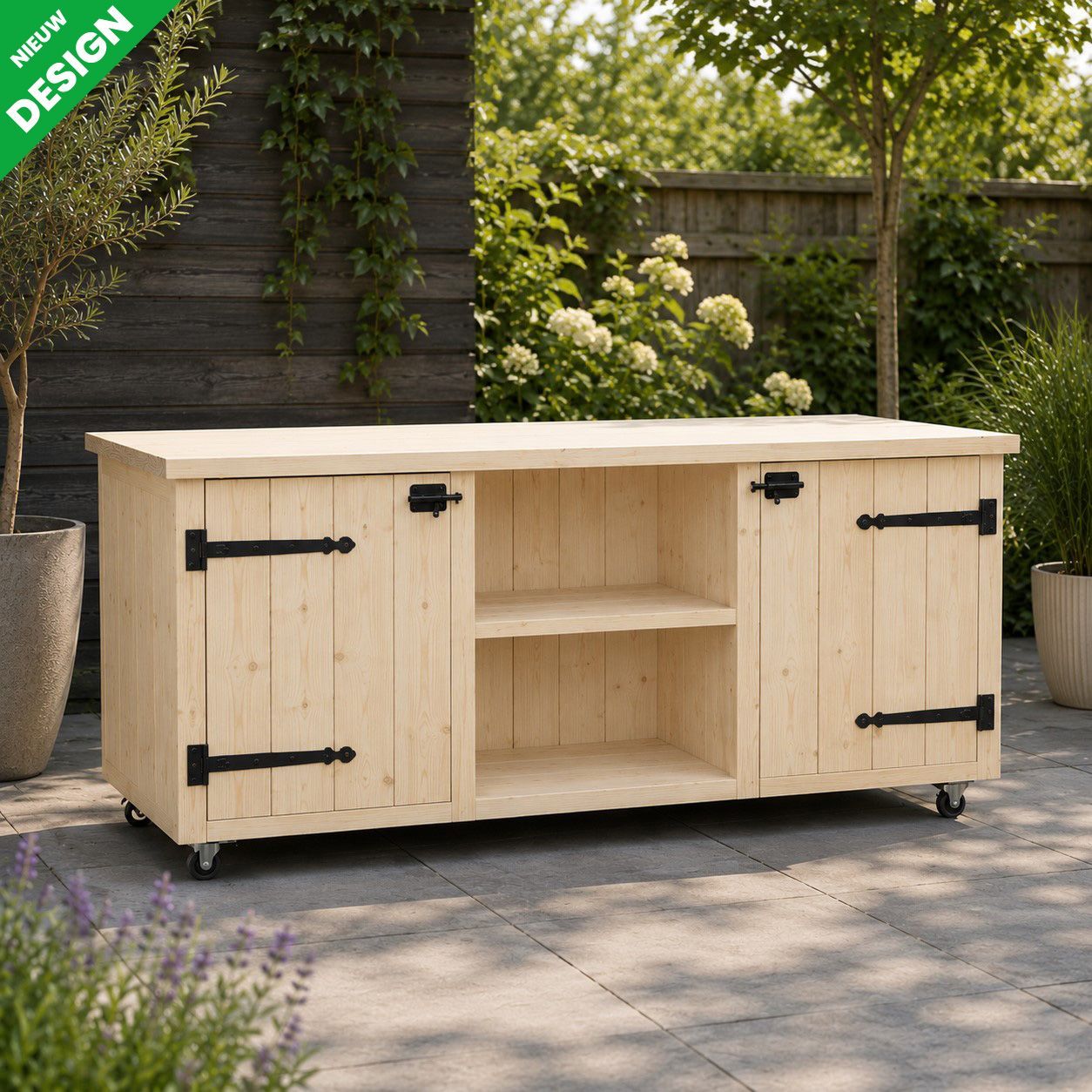 Een lichte houten buitenkast op een terras, met zwart beslag en wielen, tegen een tuinachtergrond.