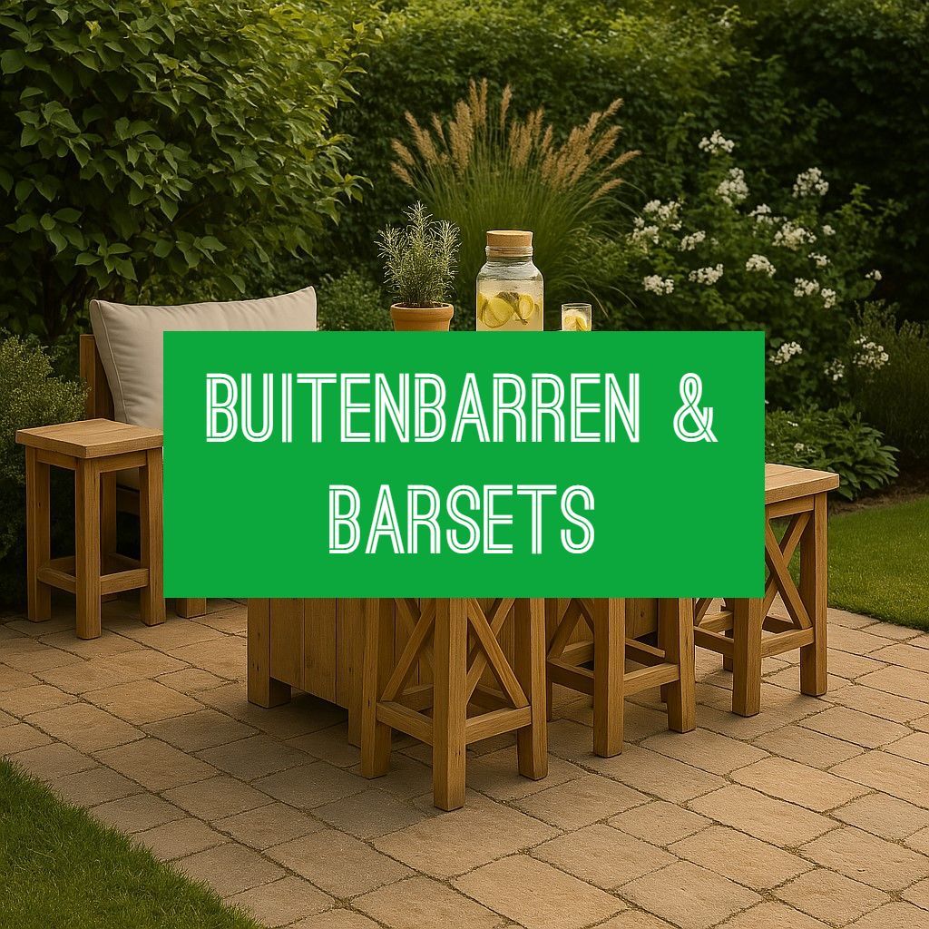 Steigerhouten buitenbar met bijpassende barkrukken, sfeervol opgesteld onder een houten overkapping in een zonnige tuin, omringd door groen en decoratieve verlichting voor een gezellige buitenervaring.