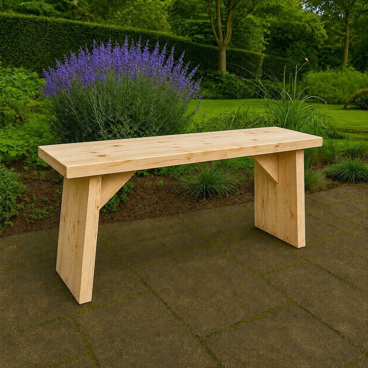 Een licht houten bankje op een geplaveid pad in een groene tuin met paarse bloemen erachter.