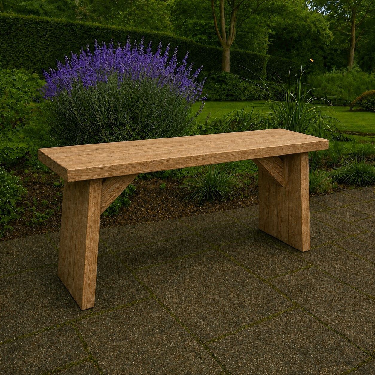 Houten bankje op een geplaveid pad naast weelderige groene bloembedden en paarse bloemen.