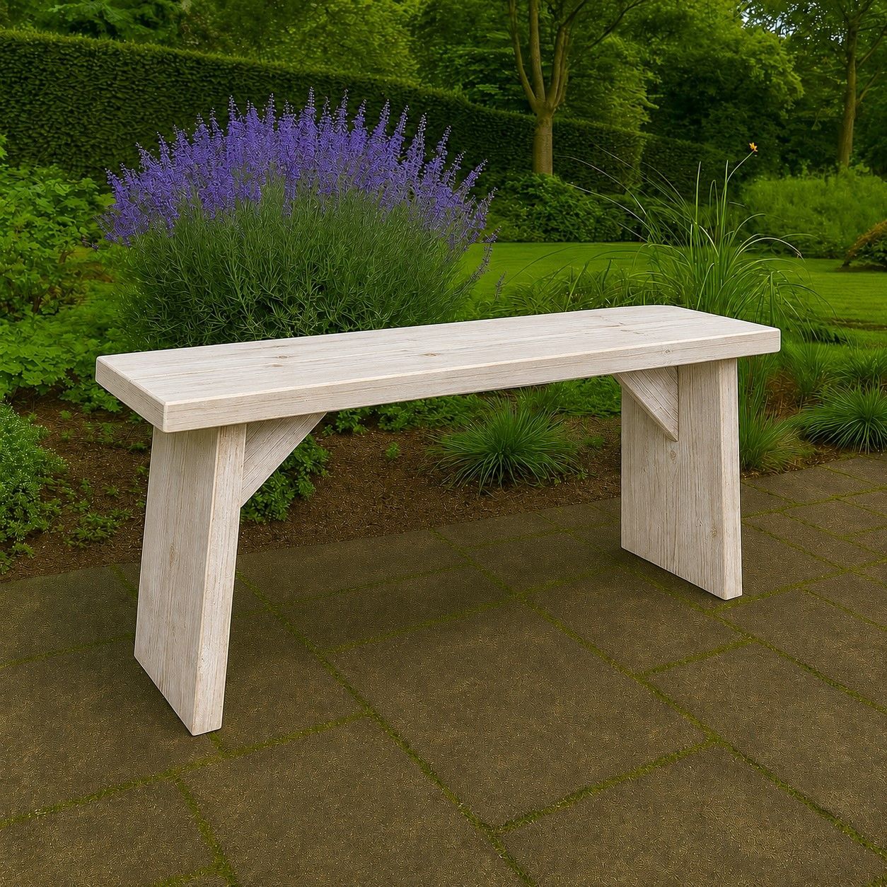 Witte houten bank op een geplaveid pad in een groene tuin met paarse bloemen erachter.