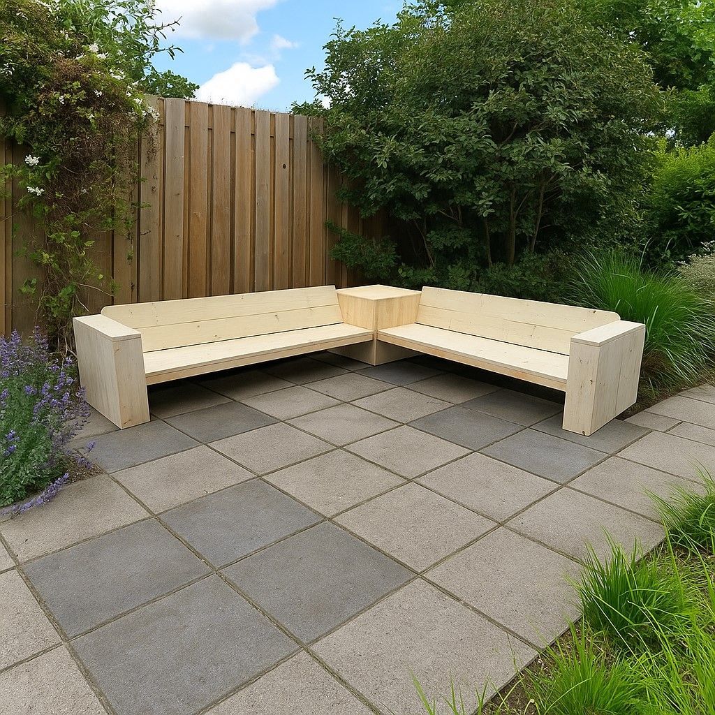 Steigerhouten hoekbank met bijpassende hocker, geplaatst in een moderne tuinsetting.