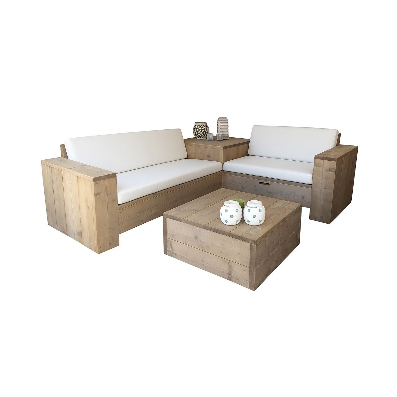 Steigerhouten hoekbank met bijpassende hocker, geplaatst in een moderne tuinsetting.