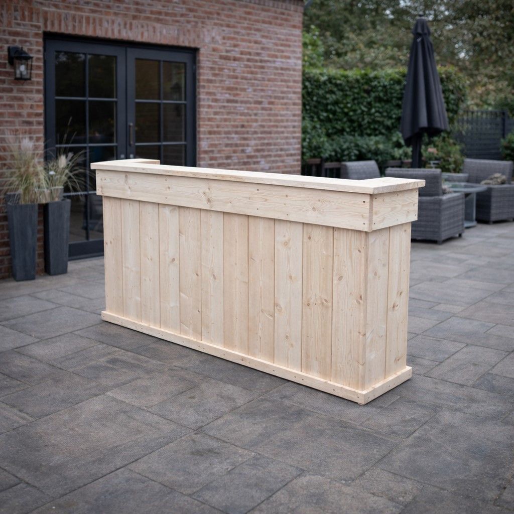 Een buitenbar van licht hout op een stenen terras naast een bakstenen gebouw met loungebanken.