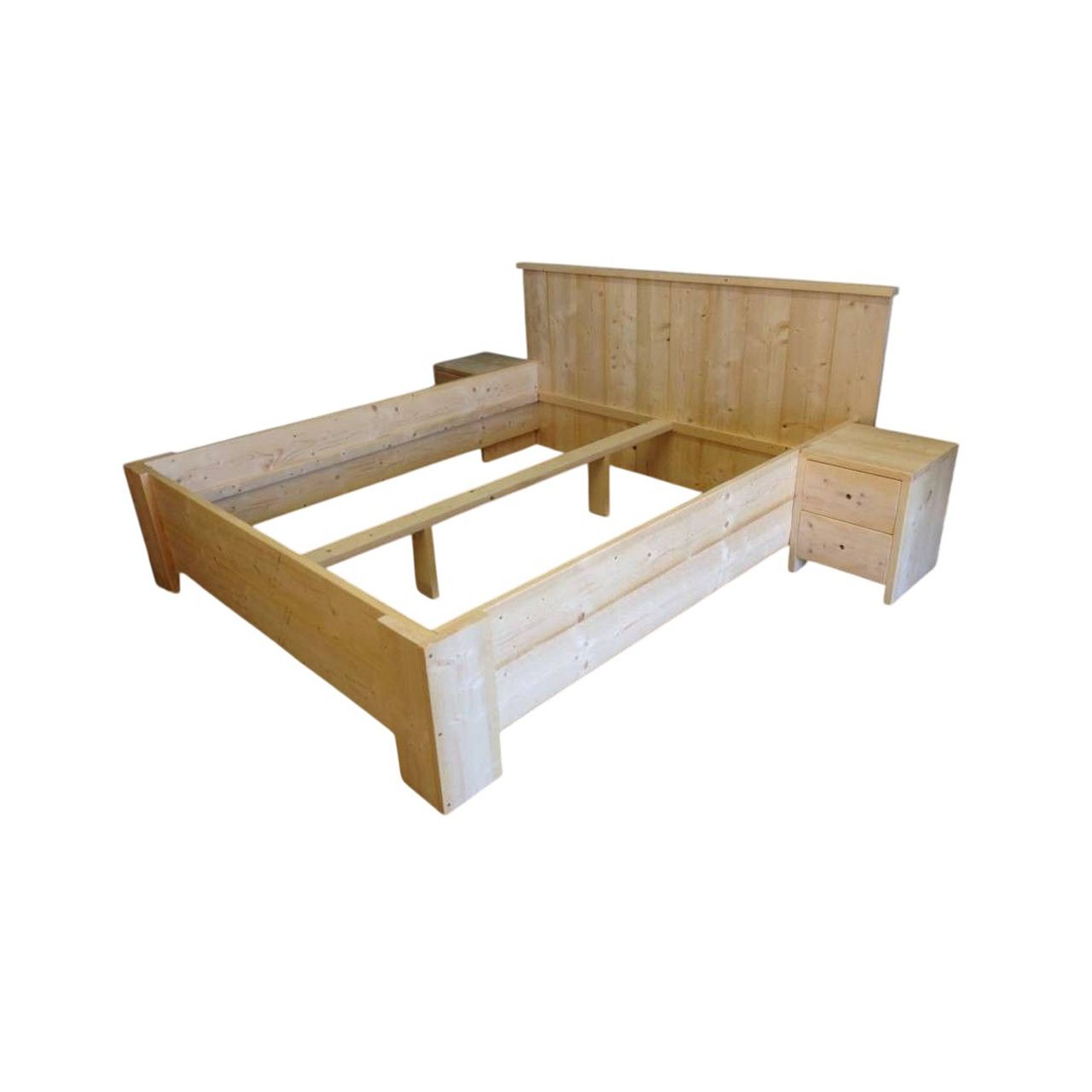 Steigerhouten bedframe met horizontale lattenbodem, hoofdbord en nachtkastjes