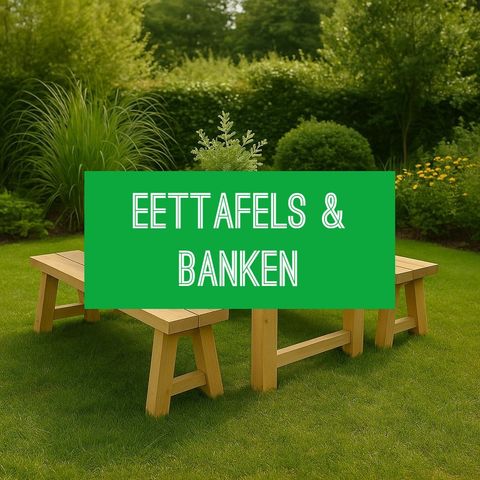 Steigerhouten tuintafel met rechte poten en bijpassende banken, geplaatst in een weelderige tuin met gras en sierplanten, voor een gezellige en landelijke buitenbeleving.